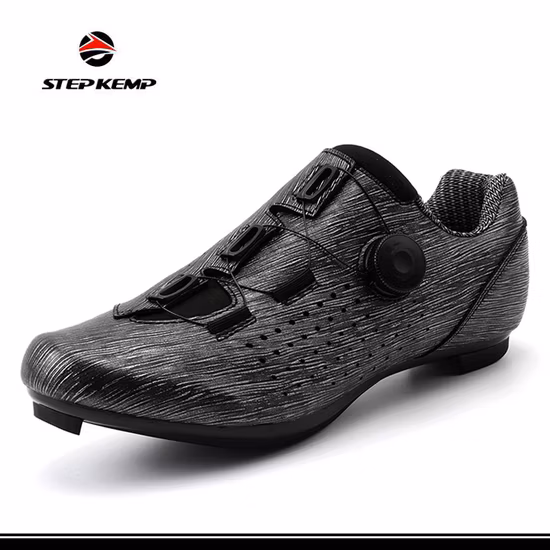 Casal ao ar livre andando calçado esportivo bicicleta sapatos de ciclismo ex